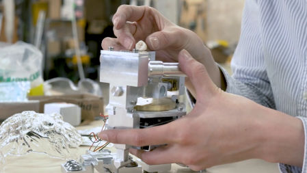 Xin Liu coloca su muela del juicio en una estructura que posteriormente enviaría al espacio.