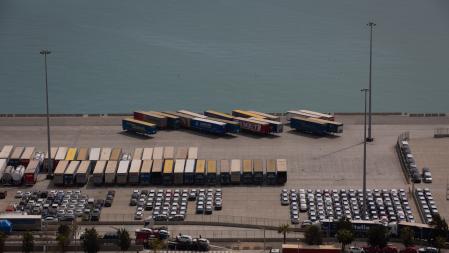 Vista general de contenedores en el muelle de descarga del Puerto de Barcelona, en Cataluña (España), a 1 de abril de 2021. El canal de Suez quedó libre al tráfico en las primeras horas del 29 de marzo, después de que el 