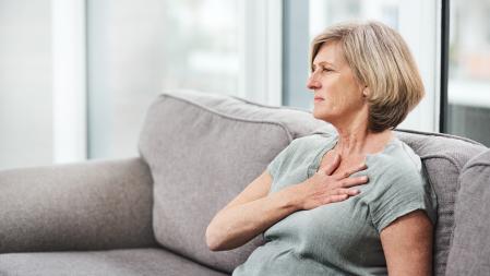 No se debe pasar por alto ningún dolor torácico, en mujeres mayores de 60 años, según la doctora Valls.&nbsp;