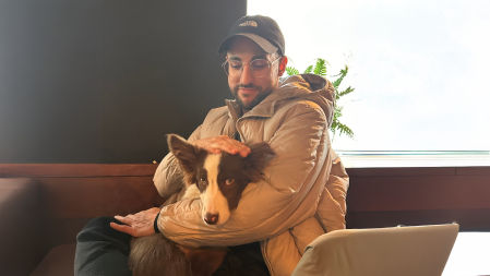 Galder Varas, humorista y guionista, junto a su perra Mocca.