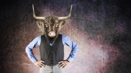 Un hombre con una cabeza de toro