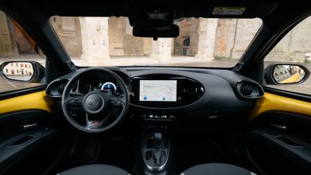 En el apartado multimedia, el sistema Toyota Smart Connect ofrece conectividad inalámbrica con Apple CarPlay y Android Auto&nbsp;