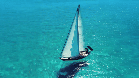 El velero Forquilla desde el aire (cedida)