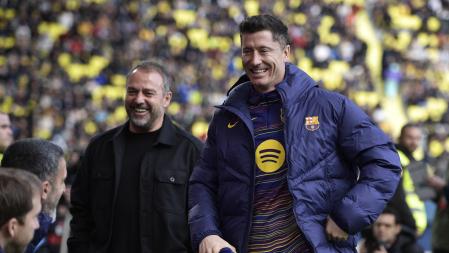Soccer Football - LaLiga - Villarreal v FC Barcelona - Estadio de la Ceramica, Villarreal, Spain - December 21, 2025 FC Barcelona coach Hansi Flick and FC Barcelona's Robert Lewandowski before the match REUTERS/Pablo Morano