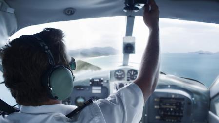 Un piloto en la cabina del avión
