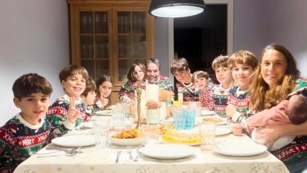 Con tantos hijos las comidas son toda una odisea, pero la pareja ha aprendido a llevarlo con naturalidad