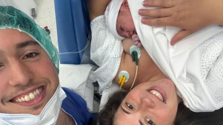 Coger a su hija en brazos por primera vez fue uno de los momentos más emocionantes e impactantes de su vida