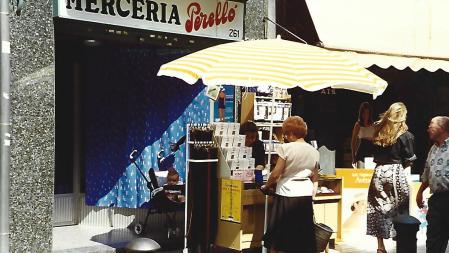 Escaparate externo de la Mercería Perelló
