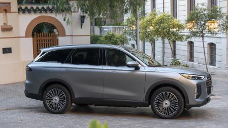 Este modelo tiene llantas de 20 pulgadas y manetas enrasadas en las puertas