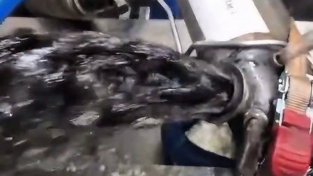 El agua negra sale a chorros de este filtro de partículas, lo que indica que estaba en muy malas condiciones.