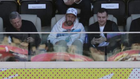 El actor Adam Sandler en la tribuna durante el partido