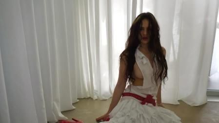 Rosalía con el vestido blanco con escote 'side boob'