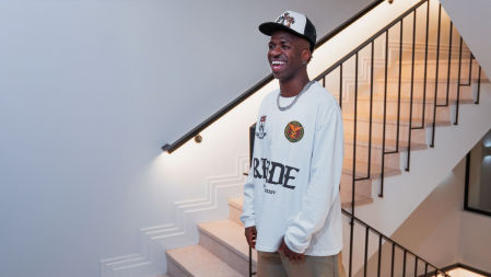 Vinícius Júnior posando para Instagram