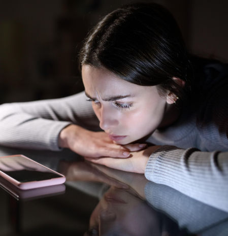 ‘FOMO’: qué es y cómo puedo identificar que lo sufro: comprenderlo, afrontarlo y superarlo