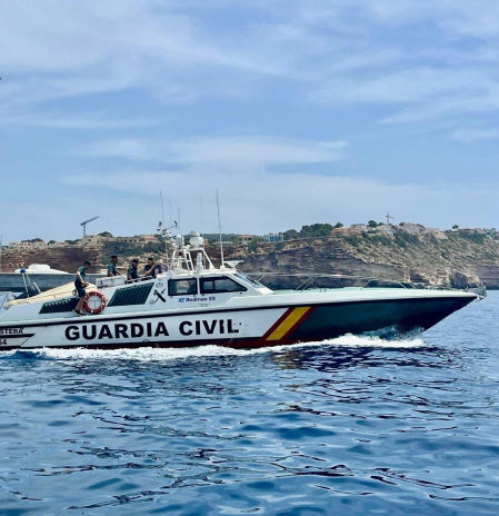 La Guardia Civil investiga si los 11.000 litros de gasoil que transportaba un barco hundido en O Grove eran para el narcotráfico