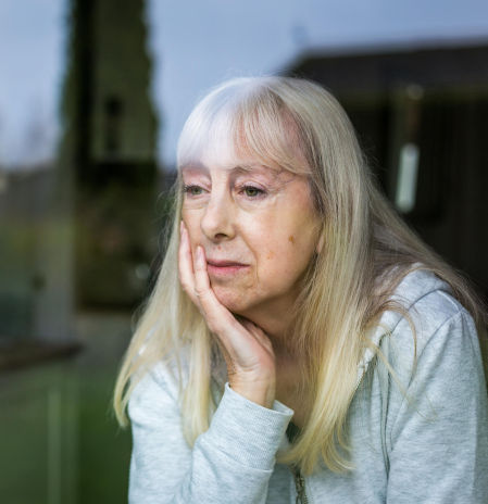 “Han normalizado la violencia en sus parejas, antes se legitimaba el control del hombre”: por qué muchas mujeres séniors viven maltratadas durante décadas