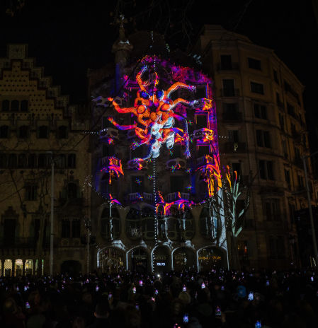 La casa Batlló se mueve al son del mapeo más bailarín