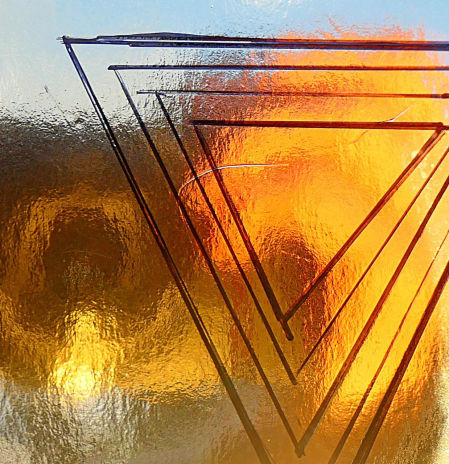 Triángulo invertido: de señal de opresión a símbolo de resistencia y libertad de la mujer