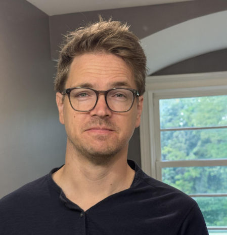 John Koenig, el hombre que se inventa palabras para describir las nuevas tristezas de nuestra época