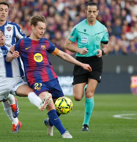 Grave contratiempo para Flick, que pierde a De Jong por lesión más de un mes