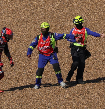 Pinchazo de Márquez, victoria para Bezzecchi y liderato para Acosta