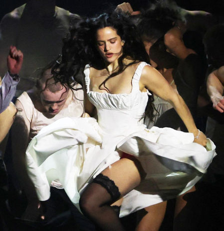 Rosalía se confiesa a Mariana Enríquez: “Soy valiente porque le encuentro el gusto al riesgo”