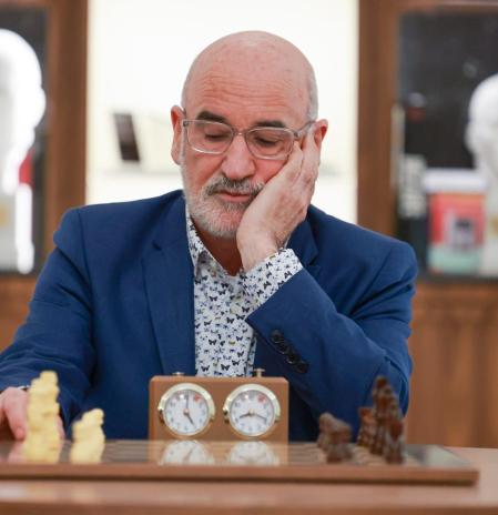 Fernando Aramburu: “Cuando cesa la violencia, se impone el olvido, pero yo tengo un compromiso con las víctimas”