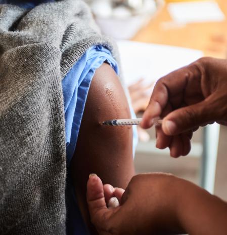 Una tercera parte del mundo sigue sin estar vacunada