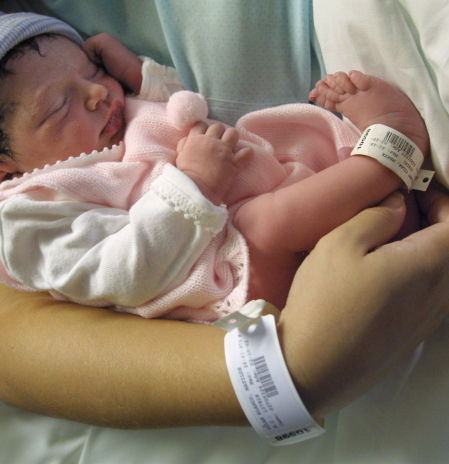 La natalidad repunta un 1% en 2025 tras caer casi un 24% en la última década