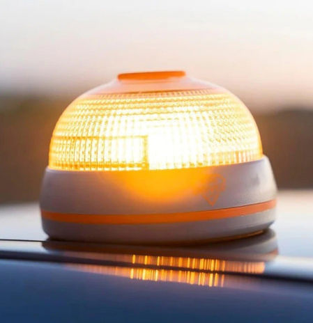 ¿Me van a multar por no llevar la baliza V-16? Las discrepancias entre la DGT e Interior confunden a los conductores