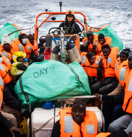 Meloni legaliza el “bloqueo naval” y blinda su modelo Albania para migrantes