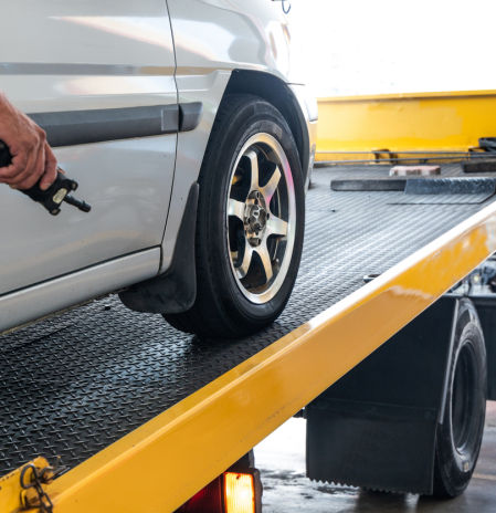 Grúa oficial o pirata: cómo puedes saber si la asistencia que te socorre en carretera tras activar la baliza V-16 no es fraudulenta