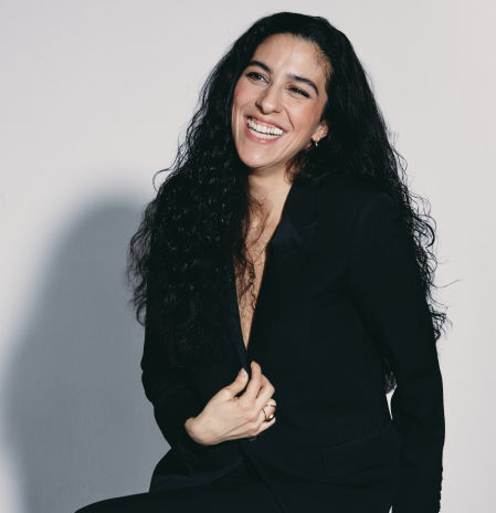 Dibujar las cejas y los labios para recuperar las facciones perdidas con la edad