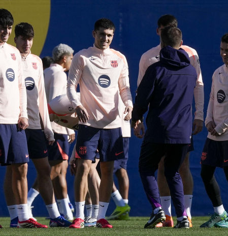 La técnica de Flick para mimar a Bernal, pieza clave en el Barça del futuro, antes de medirse al Elche
