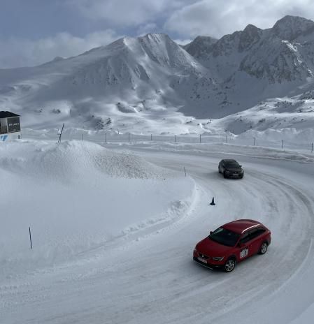 Las autoescuelas catalanas ven necesario cursos para enseñar a poner cadenas en un coche