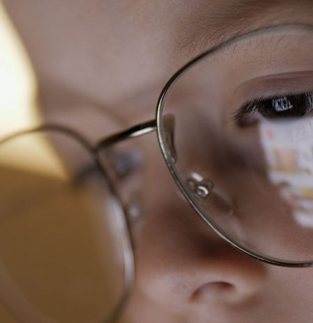 “Ojalá mis padres no me hubieran regalado un móvil a los 11 años”: dos jóvenes cuentan su experiencia con las redes sociales en la adolescencia