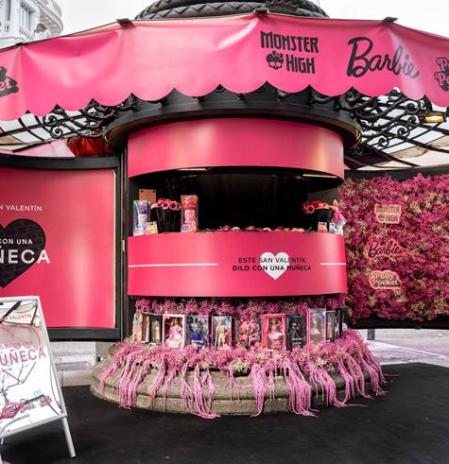 El quiosco junto al Café Comercial se convierte en una tienda efímera de muñecas Barbie