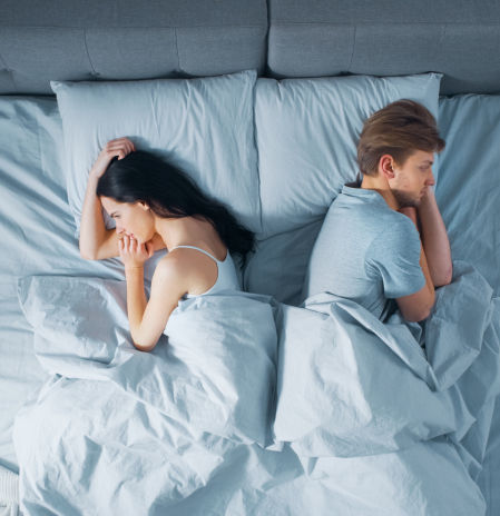 ‘Sleep divorce’ o parejas que duermen en camas separadas para mejorar el sueño (y la relación)