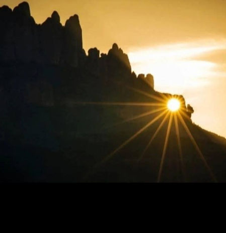 La Luna se une a la Flor de Sol de la Foradada