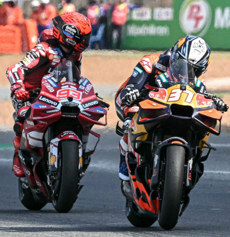 Pedro Acosta derrota a Marc Márquez con polémica en la Sprint de Tailandia