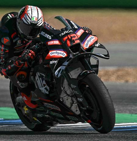 Pinchazo de Márquez, victoria para Bezzecchi y liderato para Acosta