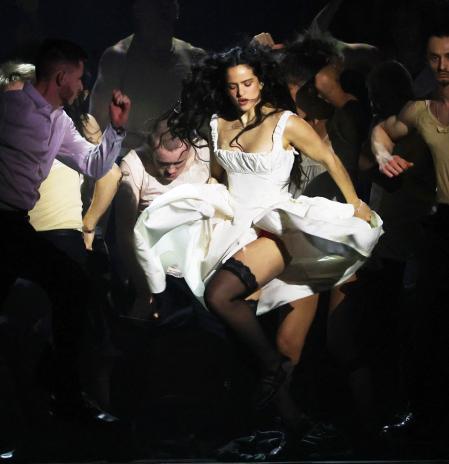 Rosalía conquista el Brit a mejor artista y firma en Manchester su última actuación antes del inicio de su gira