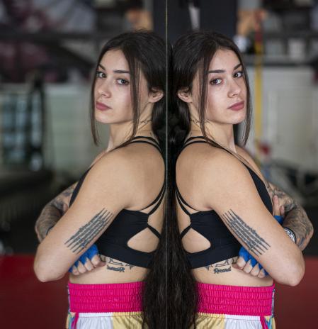 Claudia Perona, la joven que sufrió bullying y halló la identidad en el muay thai