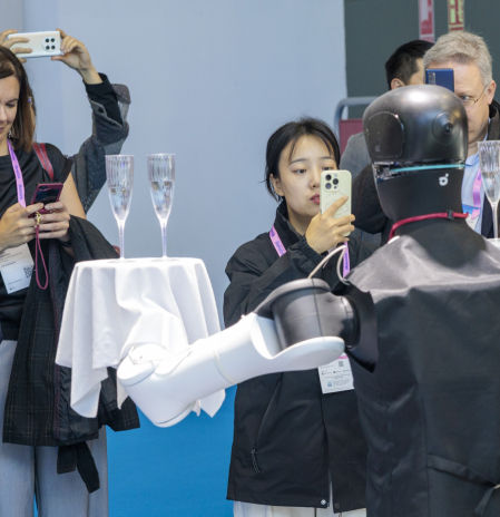 Robots, gafas inteligentes, coches, IA y aviones en la fiesta del móvil