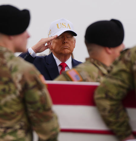 Trump recibe los cuerpos de los soldados americanos y promete mantener muertes “al mínimo”
