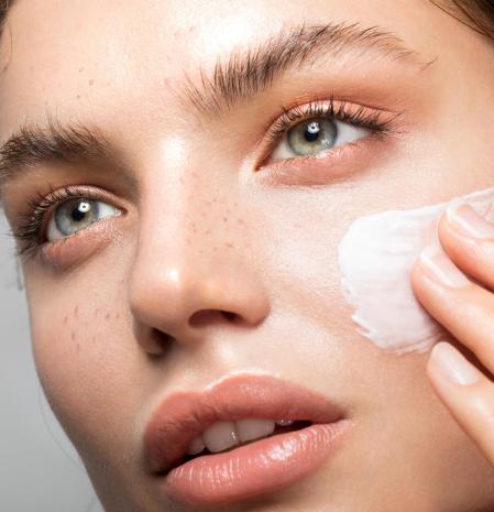 Junto a las ceramidas, el ácido hialurónico de Elizabeth Arden forma el equipo perfecto para lograr que tu piel luzca más sana, radiante, elástica y jugosa