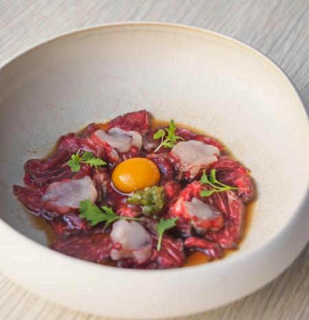 Ventresca al vapor con anko no kimo, cogollo de Tudela braseado y fondo de marmitako de cigalas