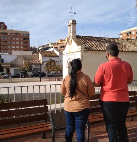 Yolanda Motos y Julio Escribano en el barrio de Orriols (València)