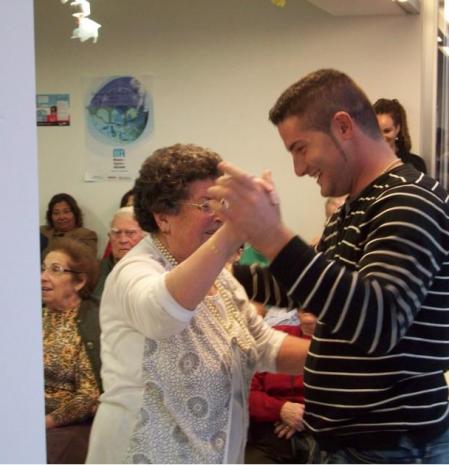 Sesión de baile organizado en las viviendas de Plaza América antes de la pandemia.