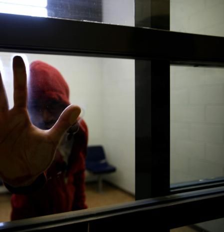 Un preso, en la cárcel de Lledoners. La importancia que jueces y fiscales otorgan al algoritmo Riscanvi impide la concesión de permisos en casos en que los profesionales que tratan con los presos los defienden.